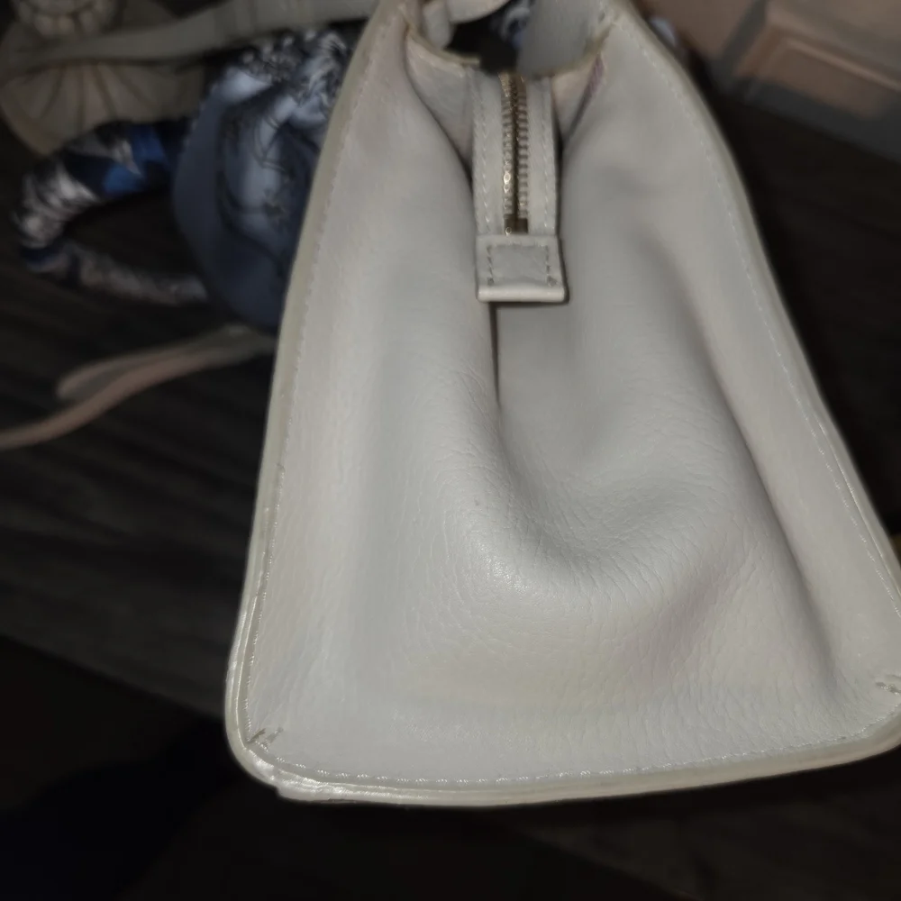 Dooney and Bourke Elegant Cream White Leather Satchel Wallet.